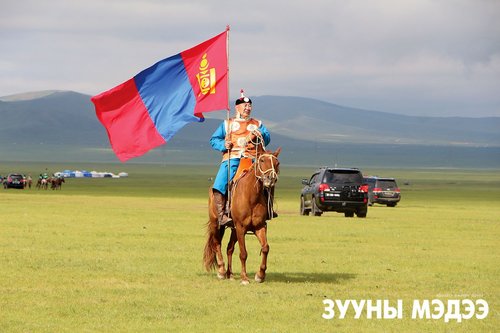 Төрийн наадмын түрүү морь бариач